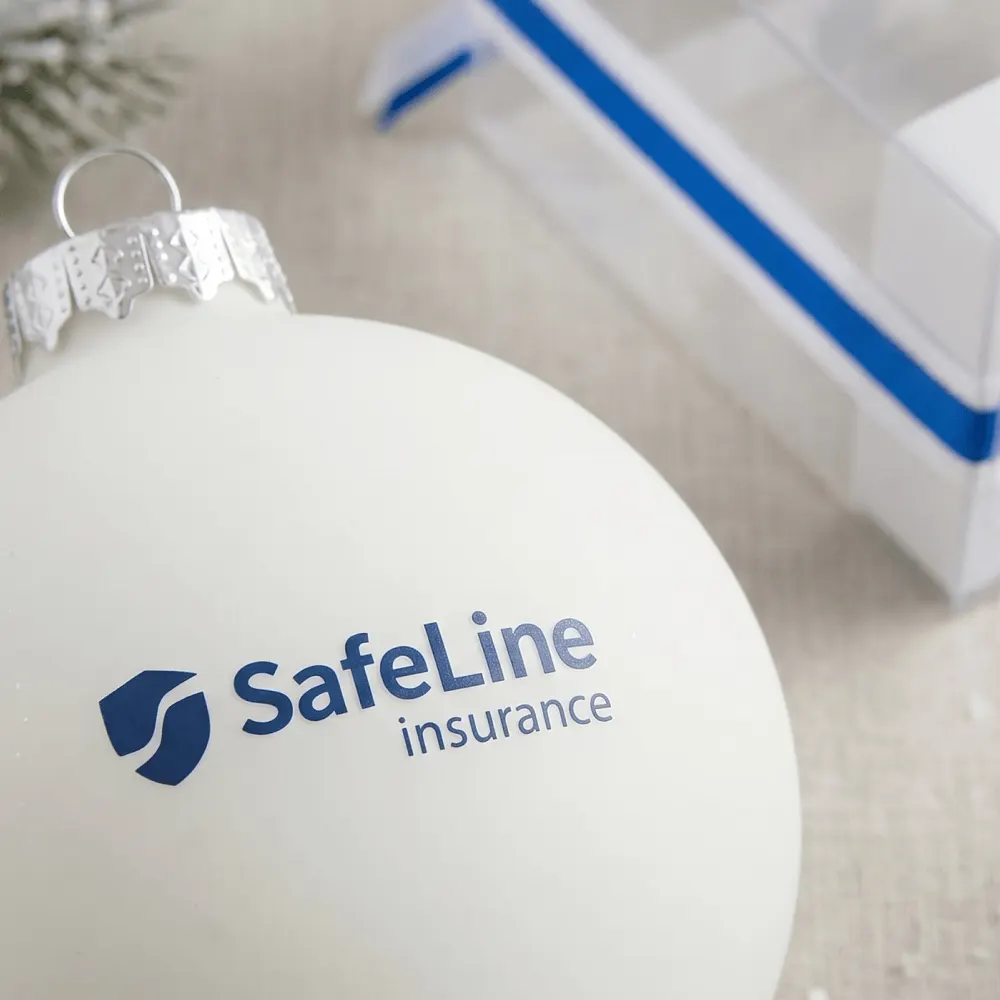 Ёлочный шар SafeLine Insurance в прозрачной упаковке — фактура