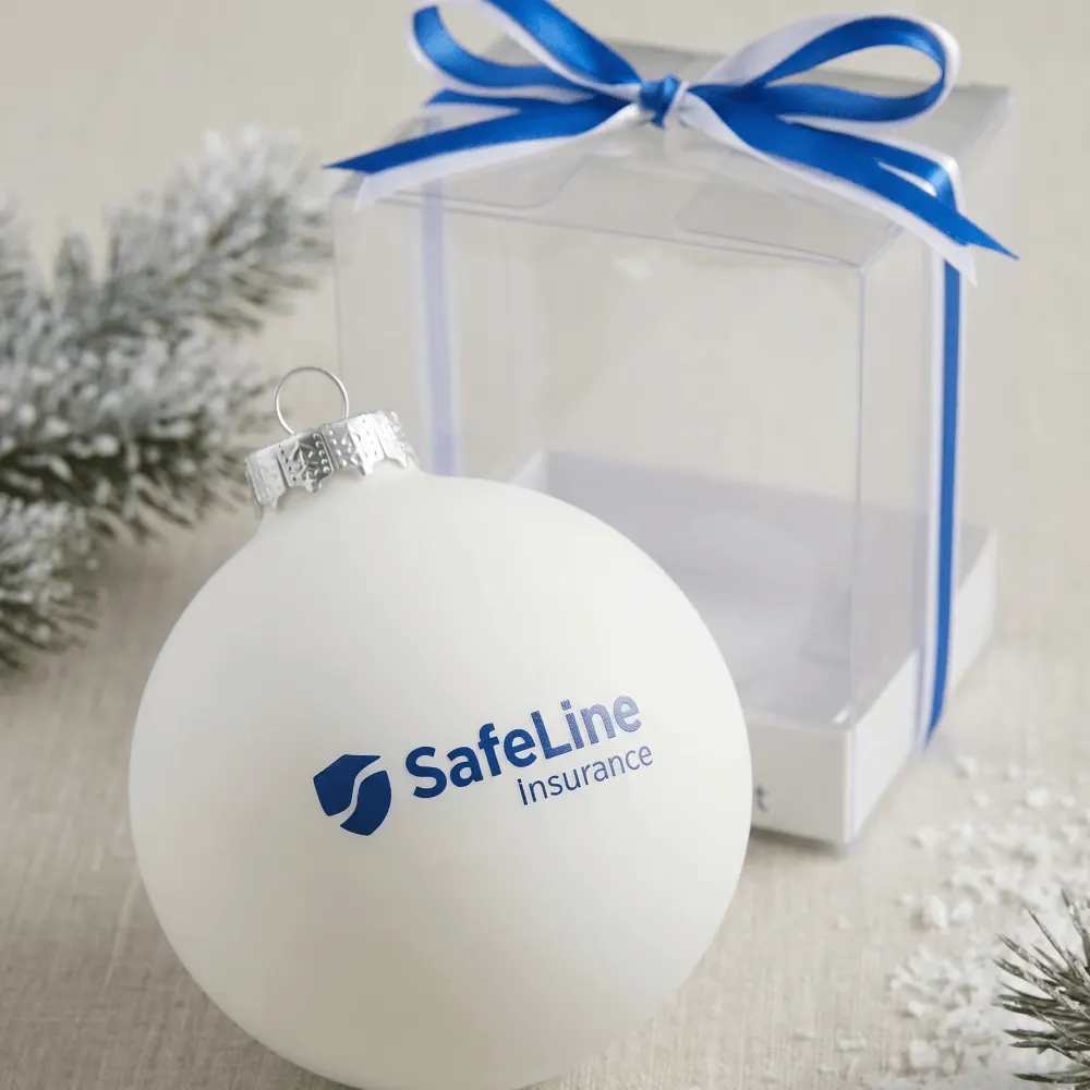 Ёлочный шар SafeLine Insurance в прозрачной упаковке — деталь
