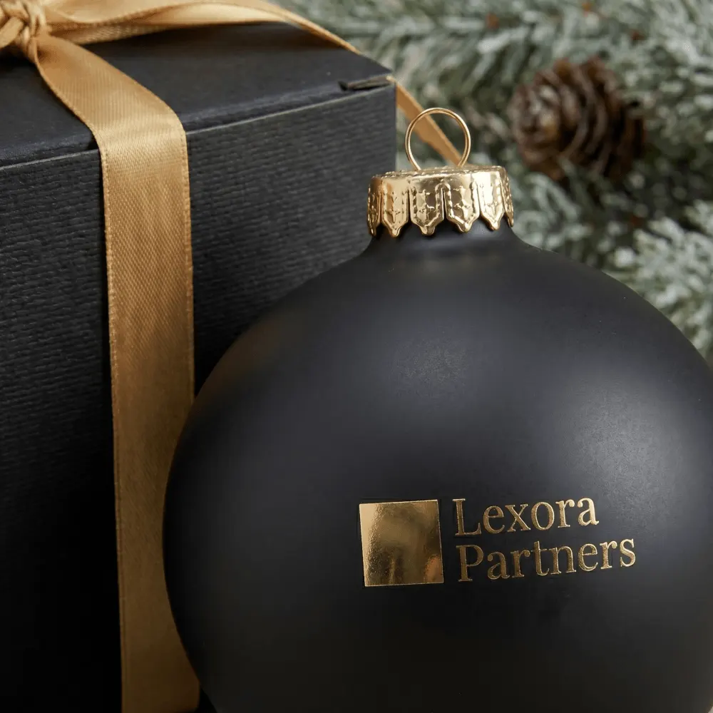 Ёлочные шары Lexora Partners с золотым логотипом — кейс КРАСНО