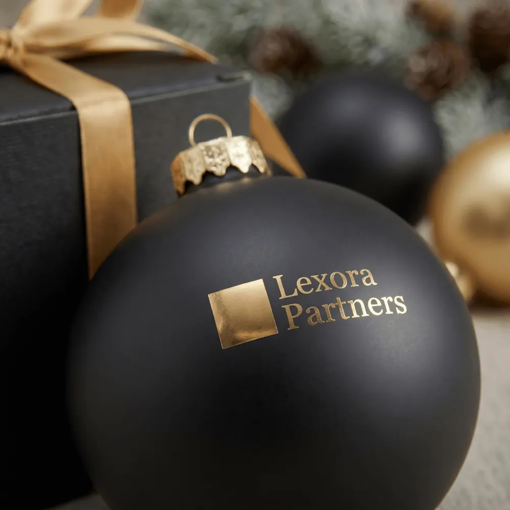 Ёлочные шары Lexora Partners с золотым логотипом — результат