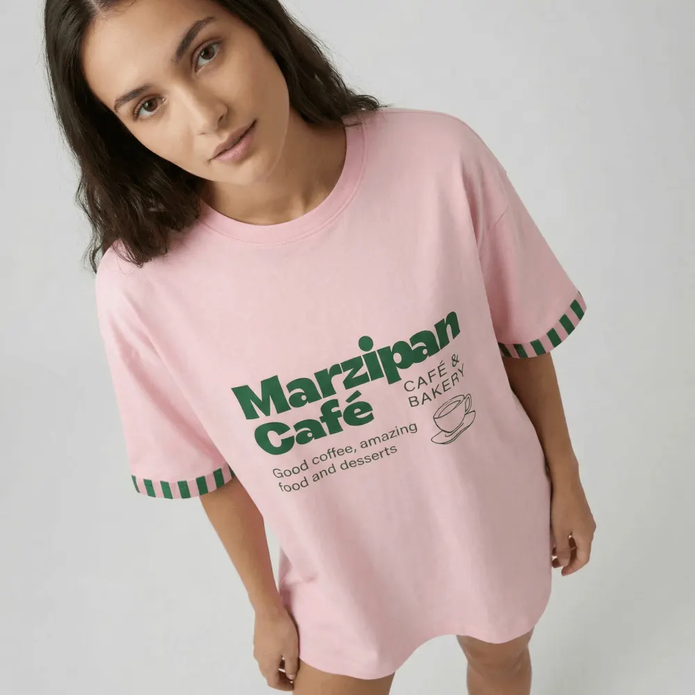 Оверсайз-футболка для Marzipan Café — кейс КРАСНО