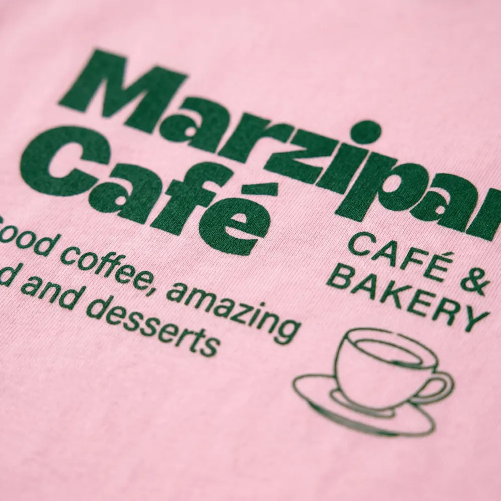 Оверсайз-футболка для Marzipan Café — материал и цвет