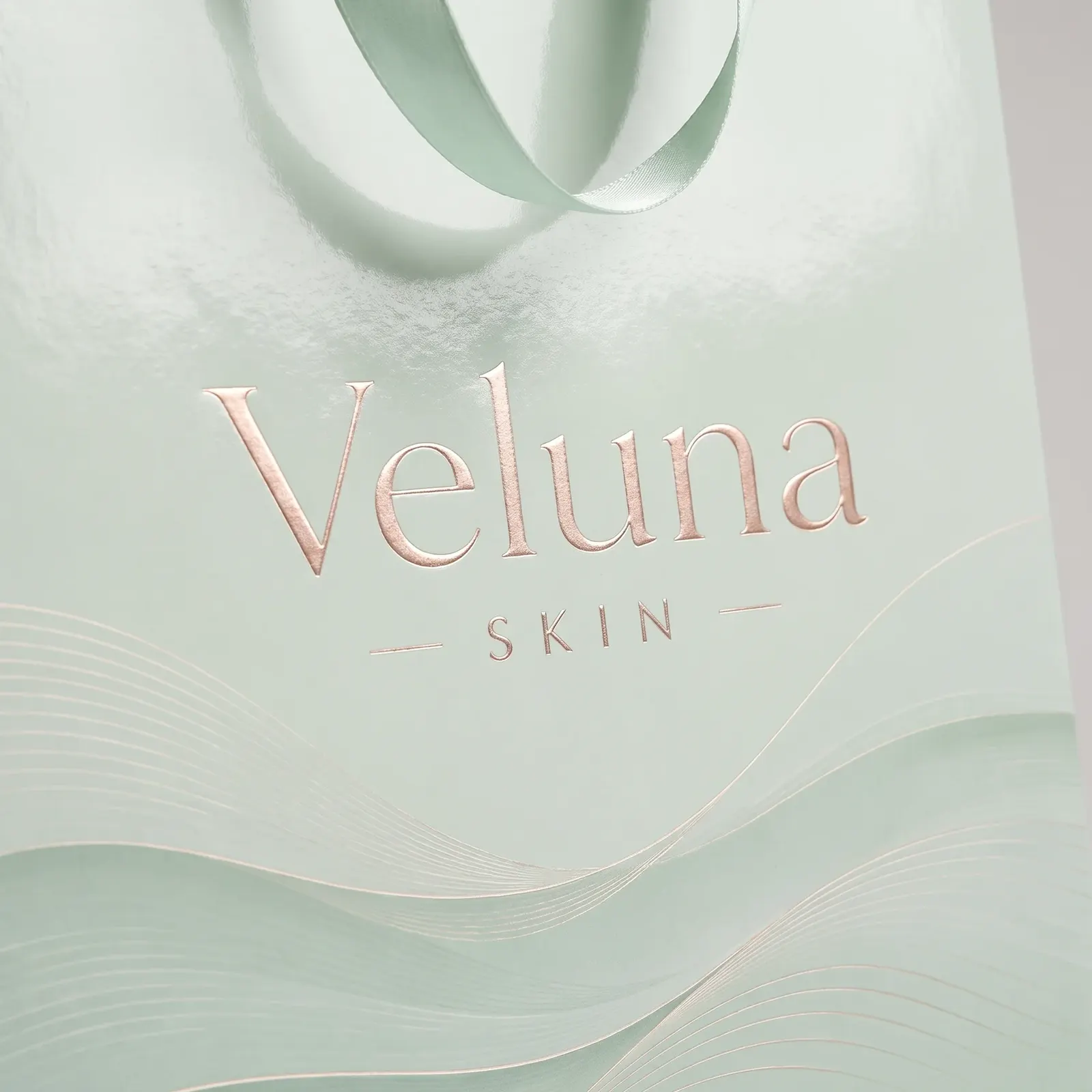Премиальные пакеты Veluna Skin с золотым тиснением — композиция