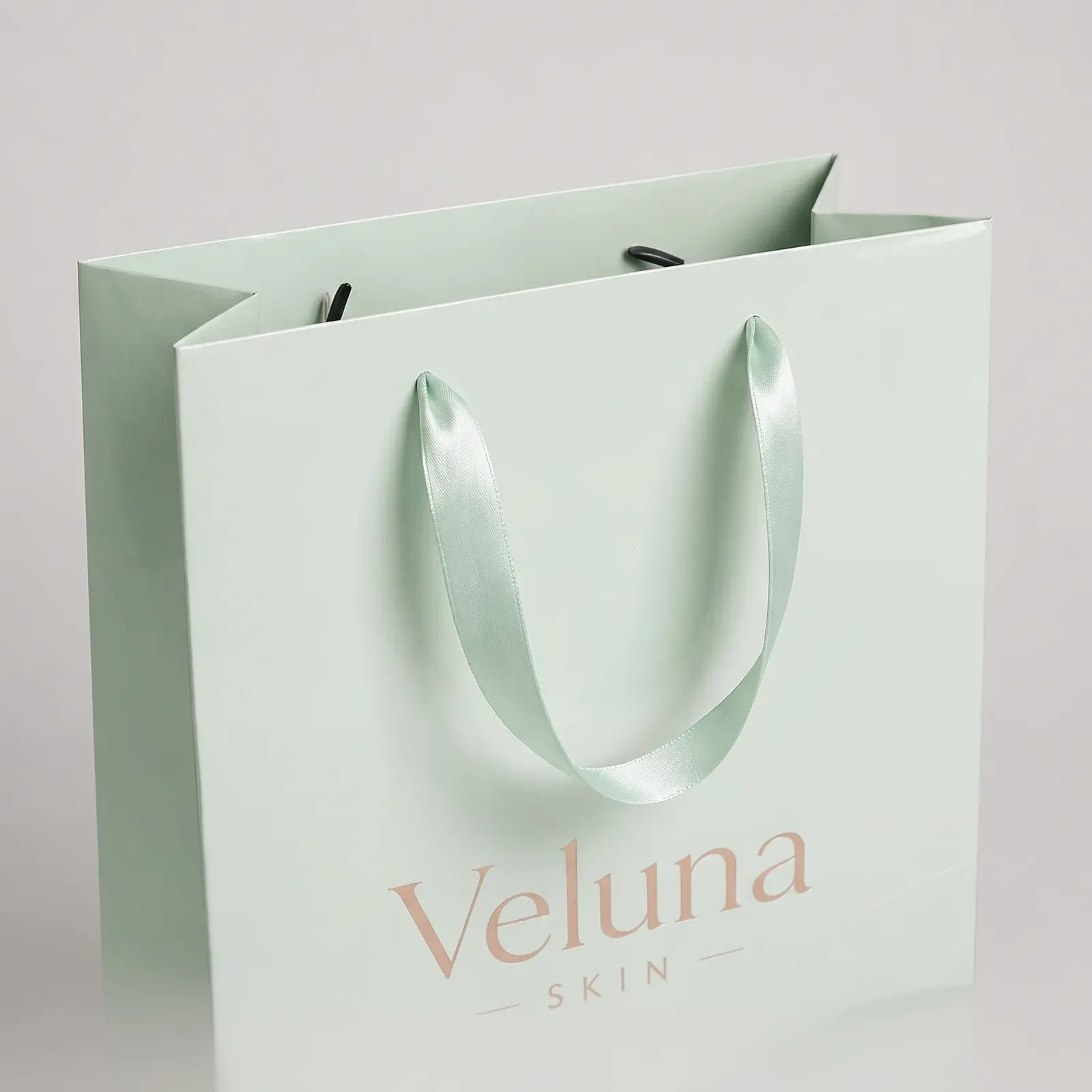 Премиальные пакеты Veluna Skin с золотым тиснением — материал и цвет